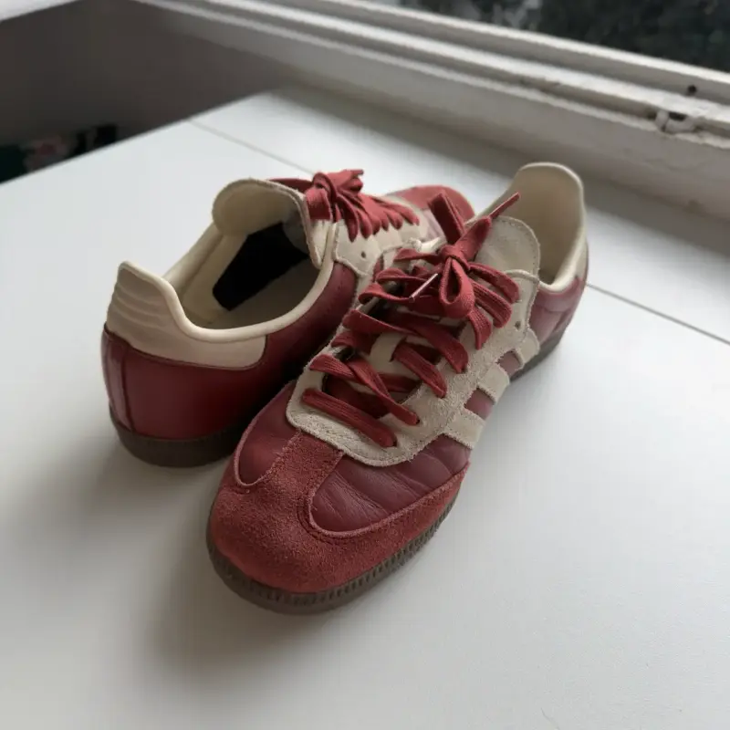 Zapatillas deportivas rojas Adidas clásicas - 1