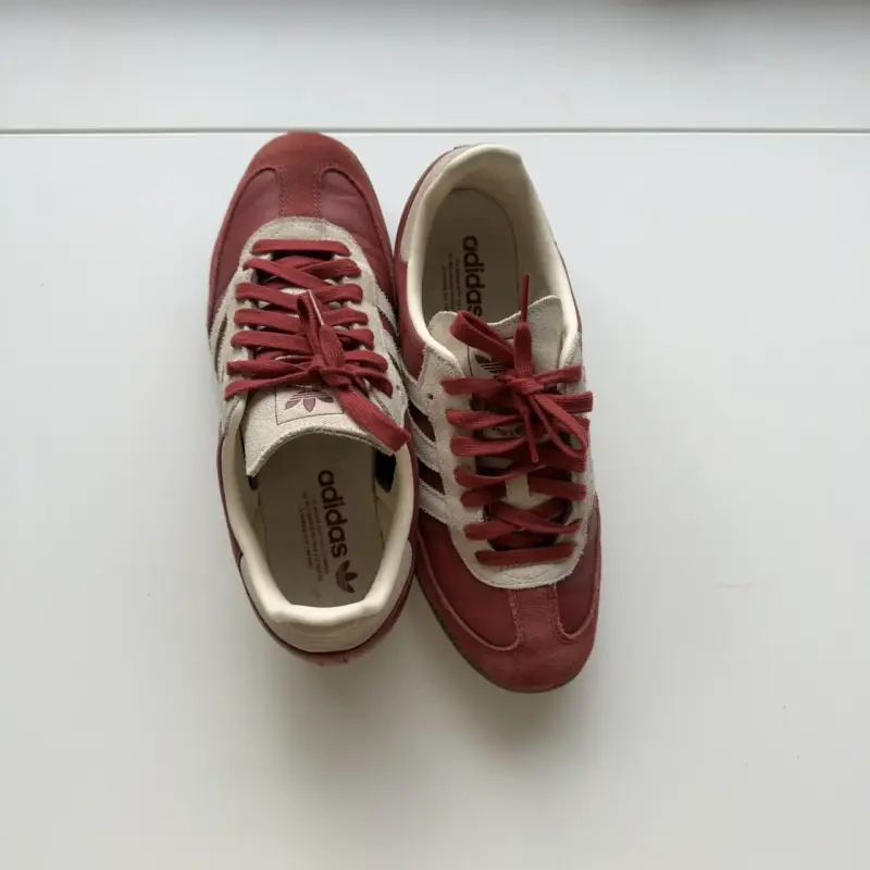 Zapatillas deportivas rojas Adidas clásicas - 4