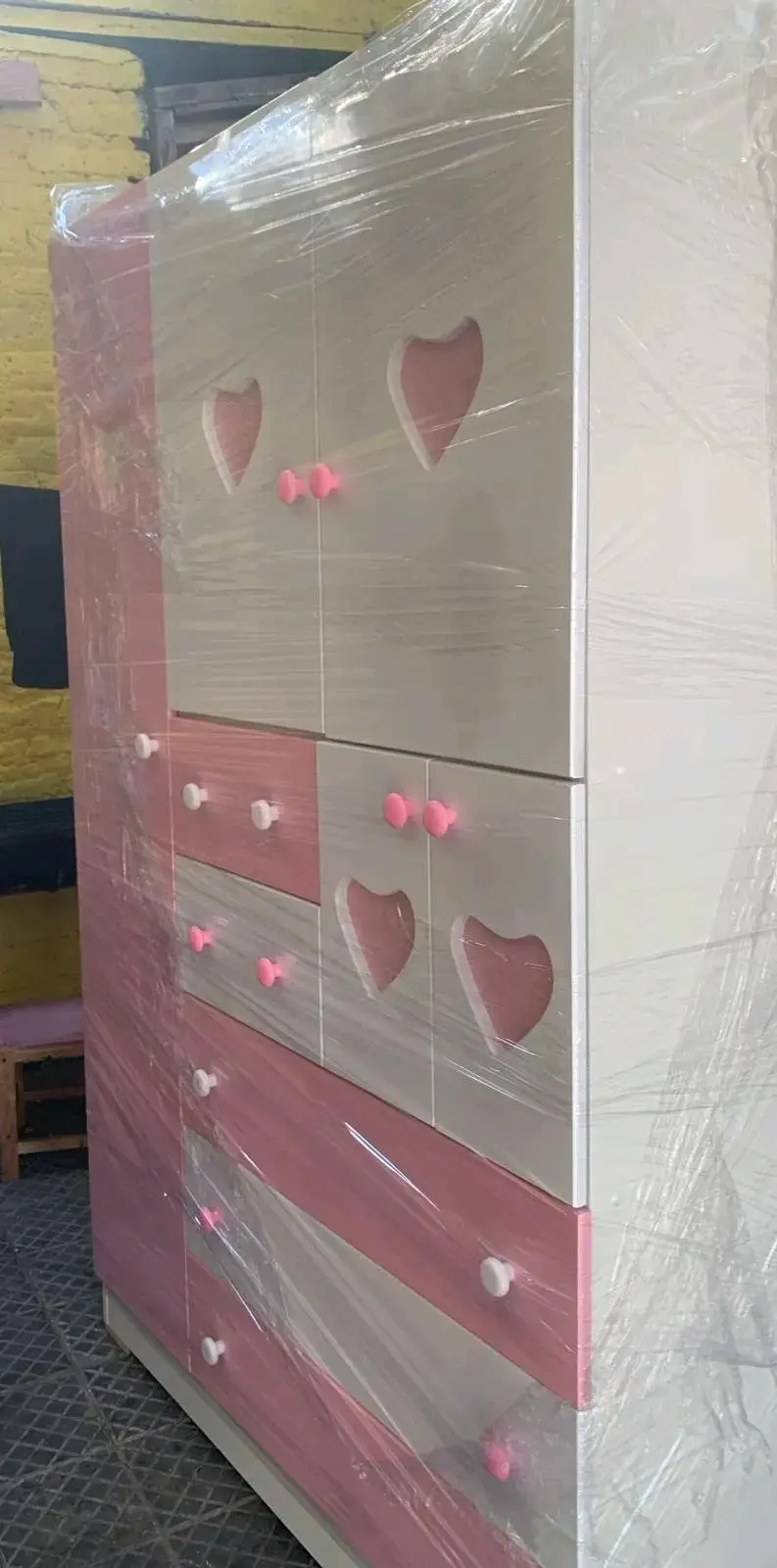 Ropero infantil blanco y rosado con corazones