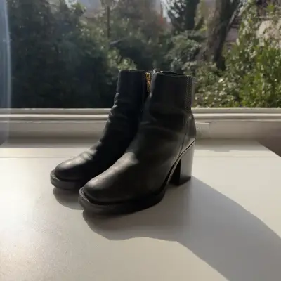 Botines de cuero negro con tacón alto Marca Prune - miniatura 1