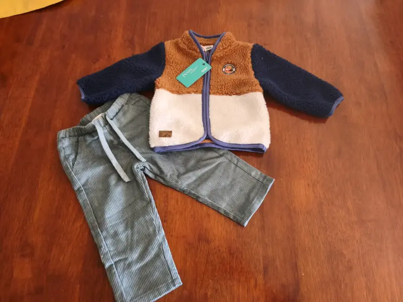 Conjunto de ropa infantil con chaqueta y pantalón