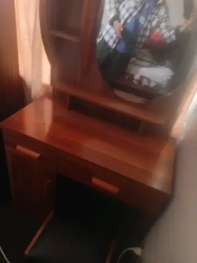 Tocador de madera con espejo ovalado - miniatura 1