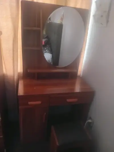 Tocador de madera con espejo ovalado - miniatura 2