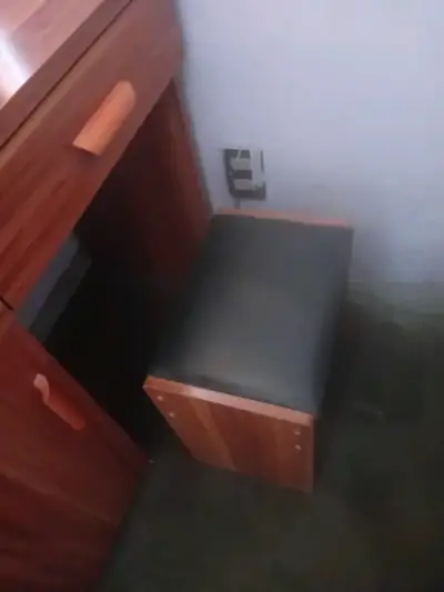 Tocador de madera con espejo ovalado - miniatura 3
