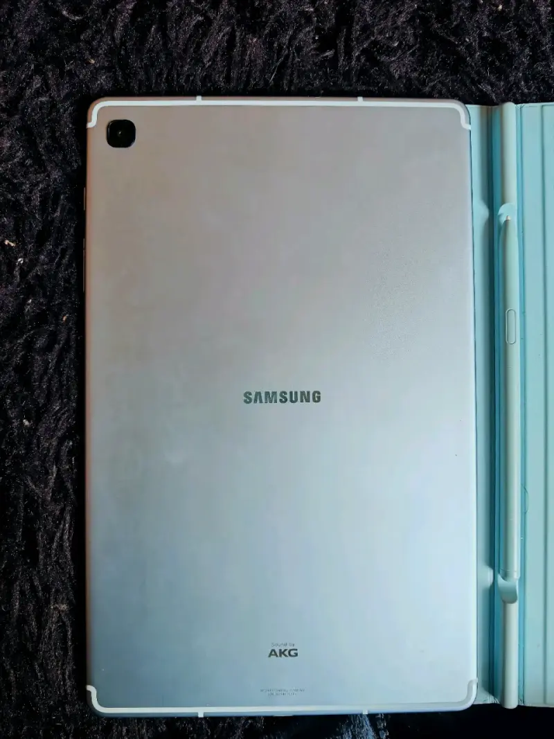 Tablet Samsung con funda y lápiz - 1