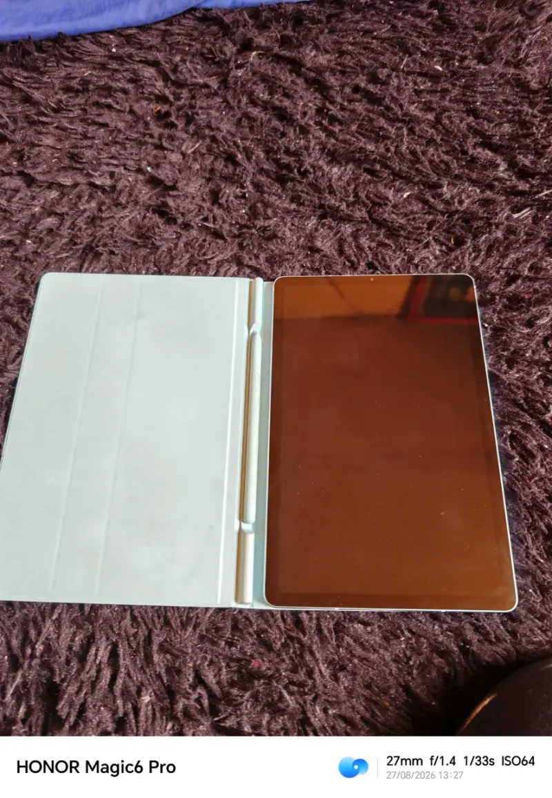 Tablet Samsung con funda y lápiz - 2