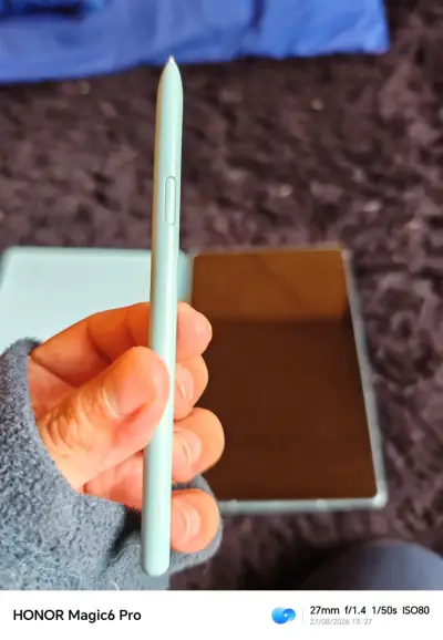 Tablet Samsung con funda y lápiz - miniatura 3