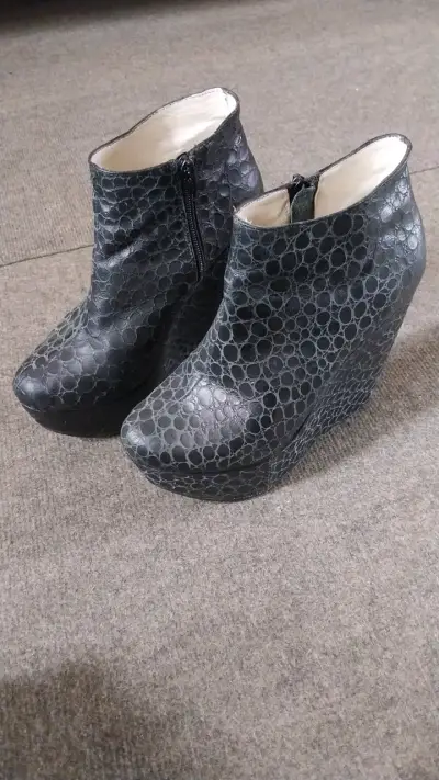 Botines de plataforma con diseño reptil - miniatura 1