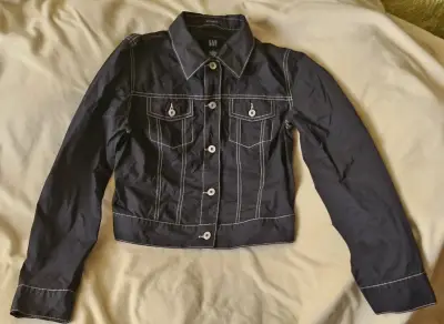 Chaqueta de mezclilla negra con bordado blanco GAP - miniatura 1