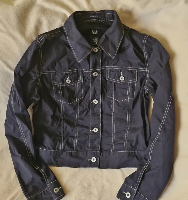 Chaqueta de mezclilla negra con bordado blanco GAP - 2