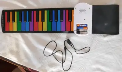 Piano enrollable portátil con teclas de colores - miniatura 1