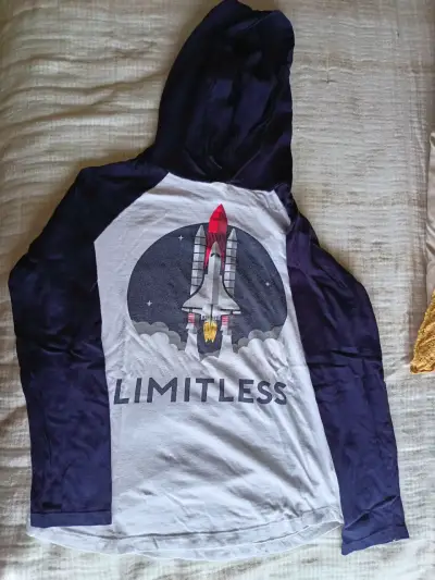 Polera con capucha diseño cohete Limitless - miniatura 1