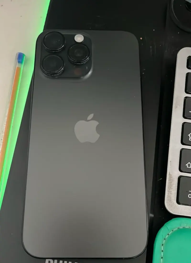iPhone 16Pro Max 256GB Gris Espacial en Buen Estad - 2