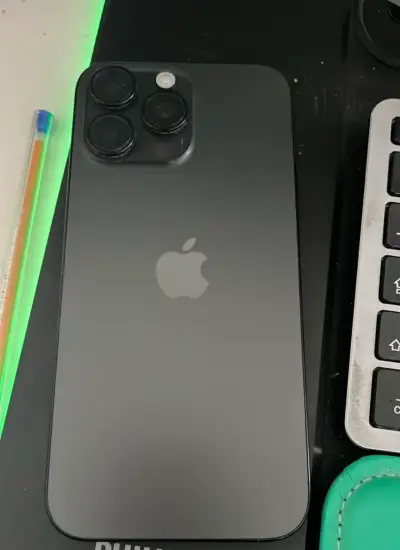iPhone 16Pro Max 256GB Gris Espacial en Buen Estad - miniatura 2