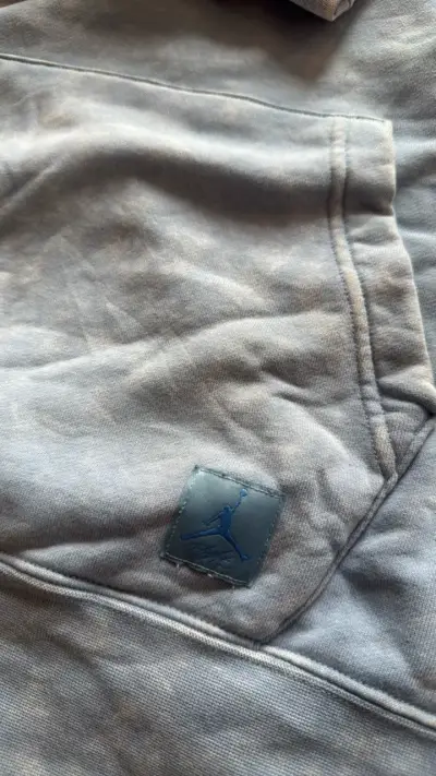 Polerón con capucha gris Jordan en buen estado - miniatura 3