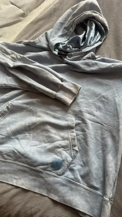 Polerón con capucha gris Jordan en buen estado - miniatura 4