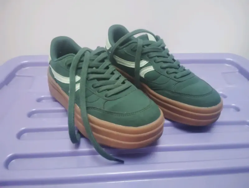 Zapatillas deportivas verdes con suela gruesa