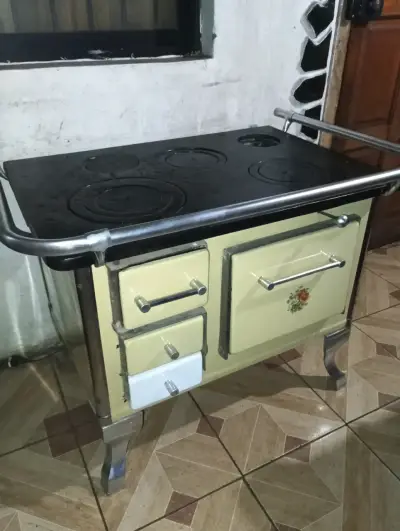 Cocina a leña vintage con horno y quemadores - miniatura 1