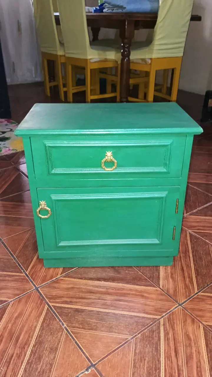 Velador verde con cajón y puerta
