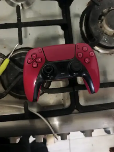 Control inalámbrico rojo para PlayStation 5 - miniatura 2