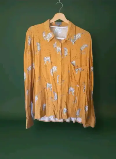 Blusa mostaza con estampado de leopardos - miniatura 1