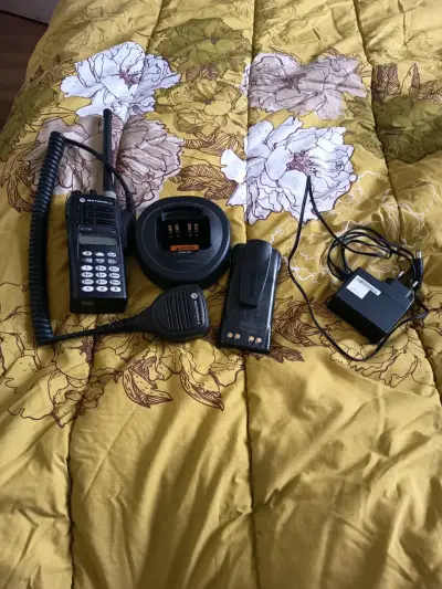 Radio Motorola HT1250 con accesorios - miniatura 1