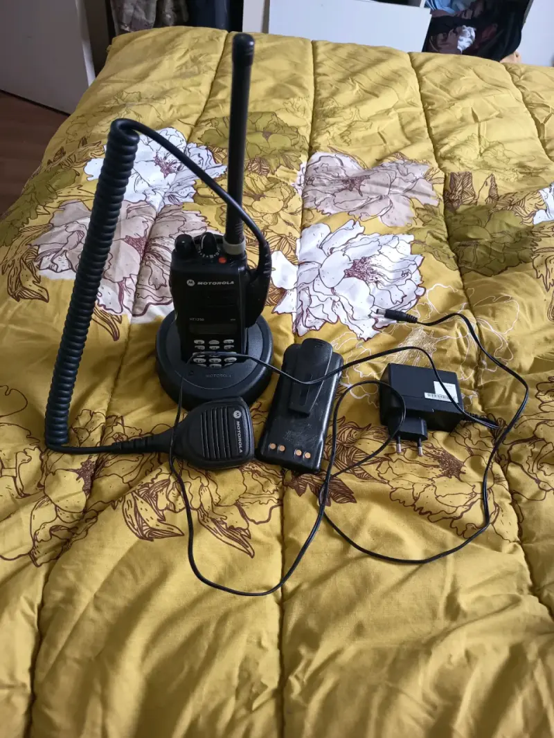 Radio Motorola HT1250 con accesorios - 2