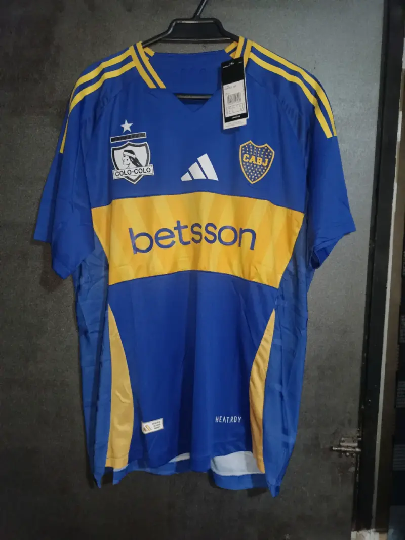 Camiseta de fútbol azul y amarilla con logos - 1