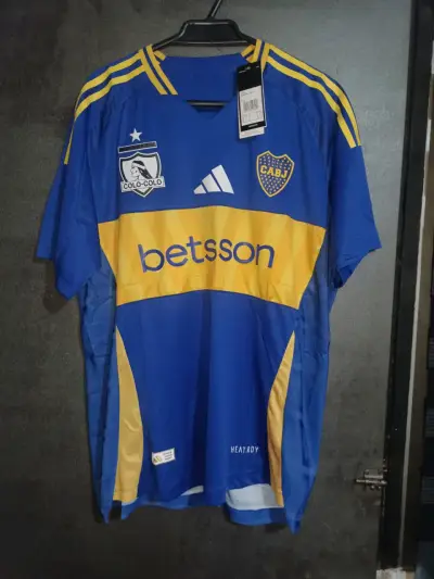 Camiseta de fútbol azul y amarilla con logos - miniatura 1