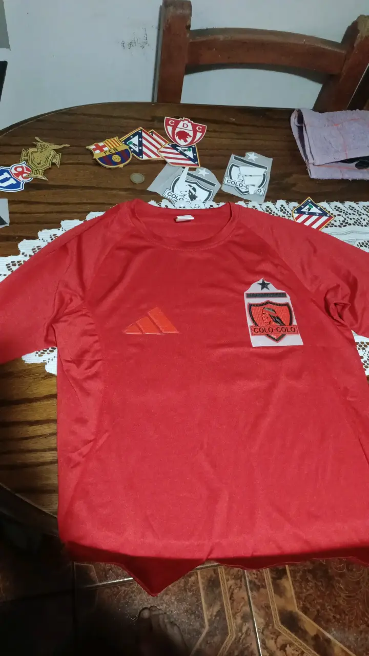 Camiseta de fútbol azul y amarilla con logos - 2