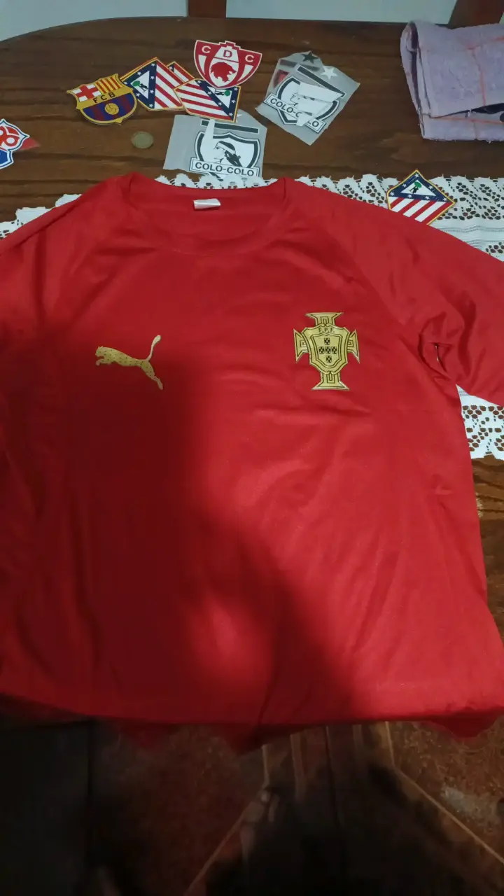 Camiseta de fútbol azul y amarilla con logos - 3