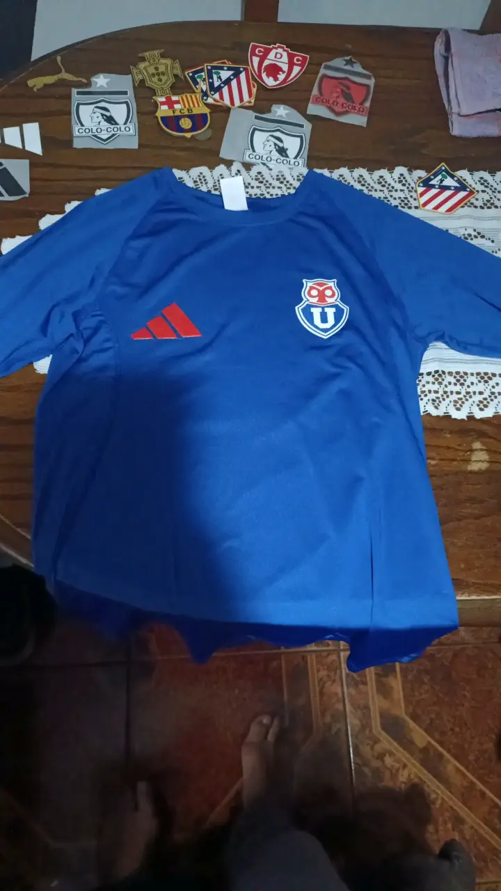 Camiseta de fútbol azul y amarilla con logos - 4