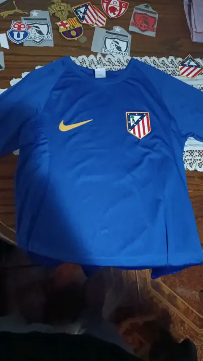 Camiseta de fútbol azul y amarilla con logos - miniatura 5