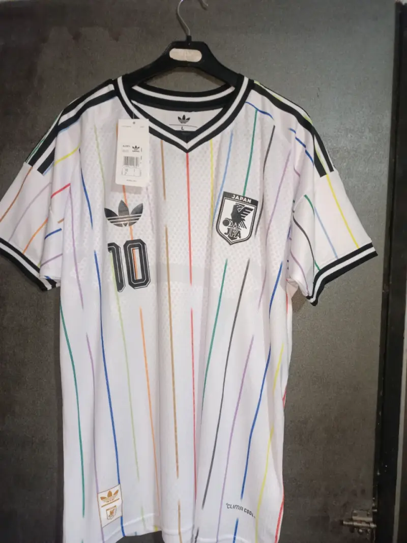 Camiseta de fútbol azul y amarilla con logos - 6