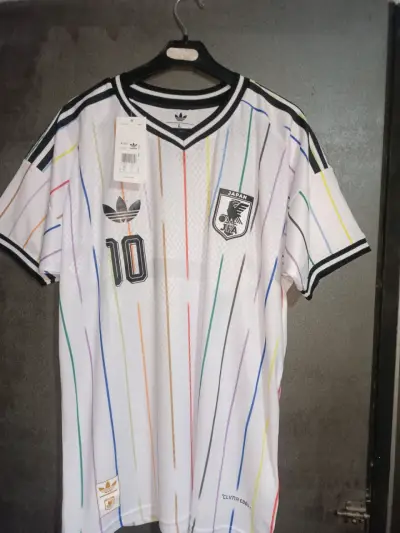 Camiseta de fútbol azul y amarilla con logos - miniatura 6