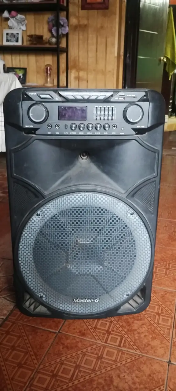 Parlante portátil Master-G con ecualizador