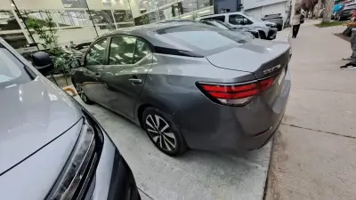 Auto Nissan Sentra 2020 Gris en Buen Estado - miniatura 1