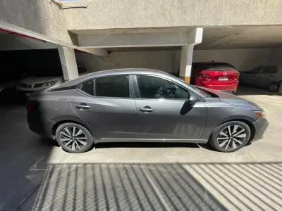 Auto Nissan Sentra 2020 Gris en Buen Estado - miniatura 2