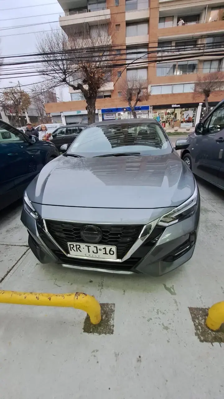 Auto Nissan Sentra 2020 Gris en Buen Estado - 3