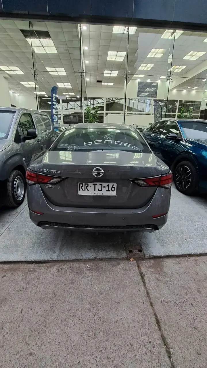 Auto Nissan Sentra 2020 Gris en Buen Estado - 5