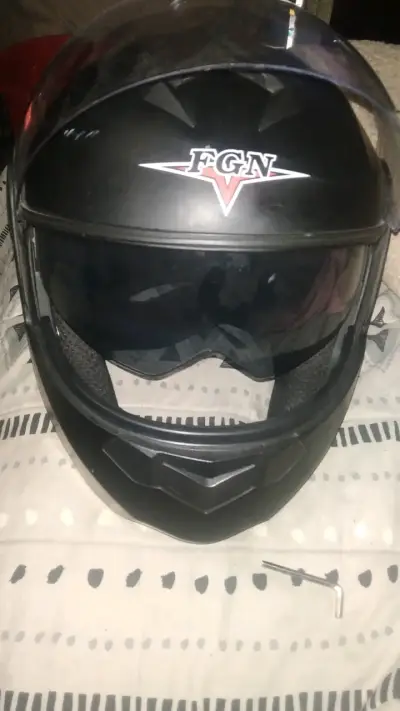 Casco de moto negro FGN con visor - miniatura 1