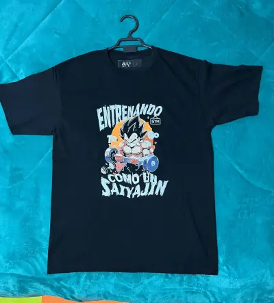 Polera negra con diseño de entrenamiento Saiyajin - miniatura 1