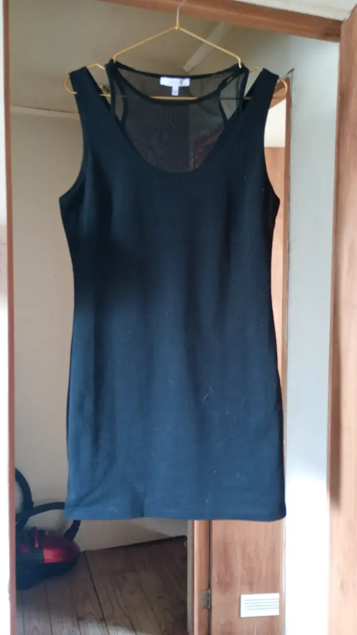 Vestido negro sin mangas con malla - 2