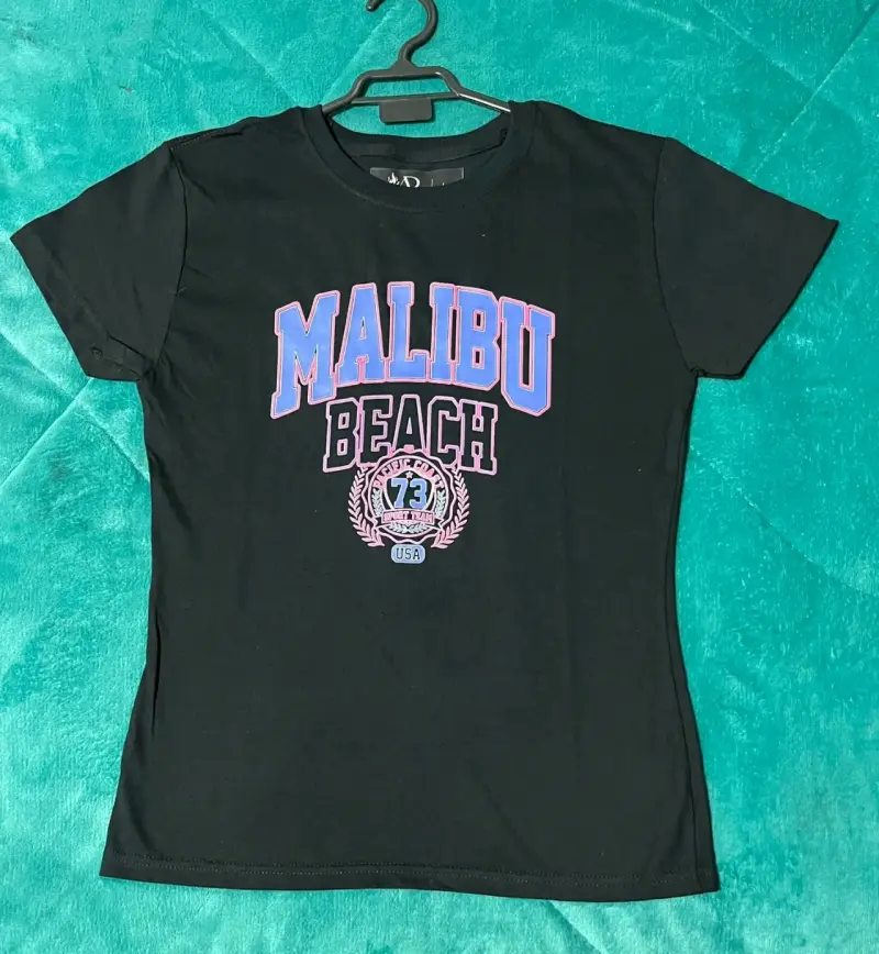 Polera negra con estampado Malibu Beach