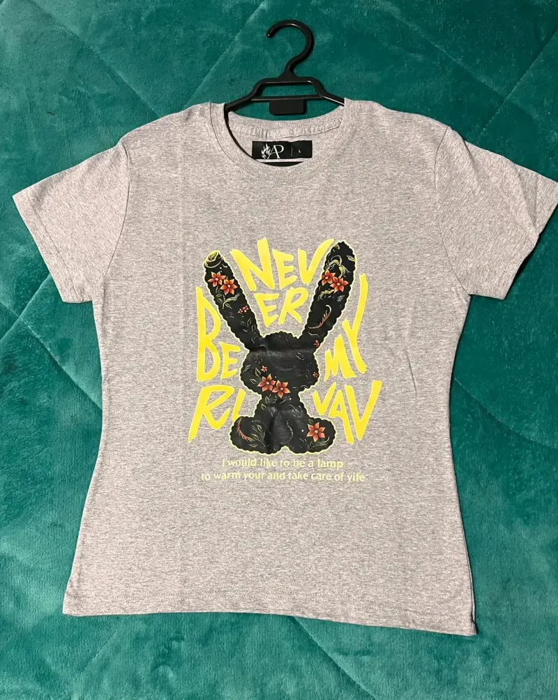 Polera gris con diseño gráfico de conejo