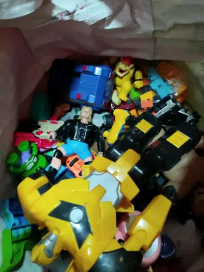 Lote de juguetes y peluches variados - miniatura 1