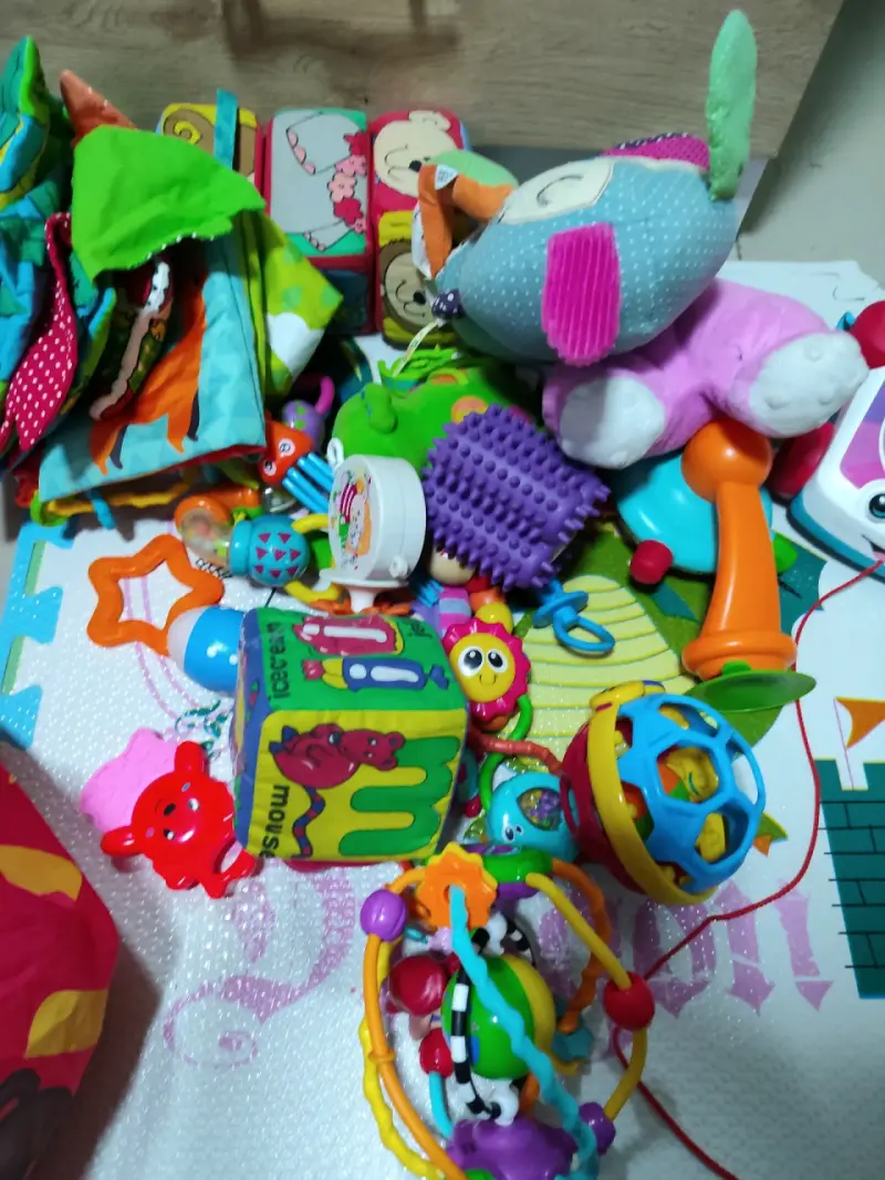 Lote de juguetes y peluches variados - 2