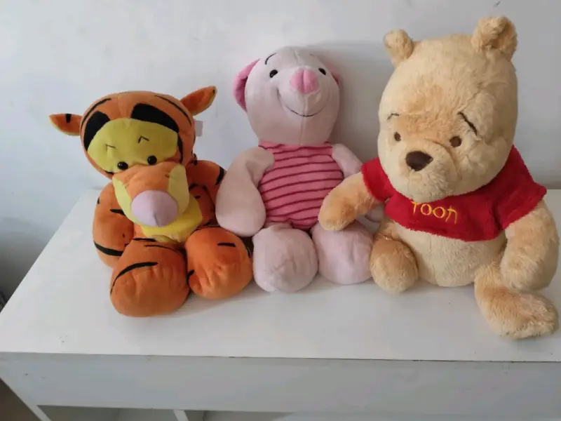 Lote de juguetes y peluches variados - 3