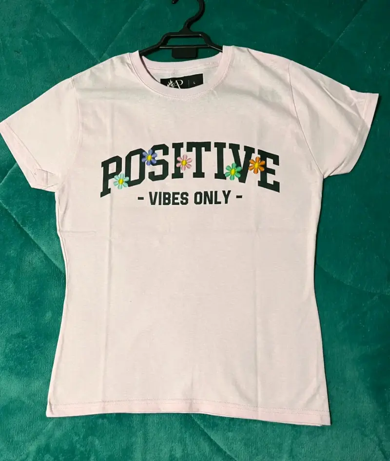 Polera rosada con estampado 'Positive Vibes Only'