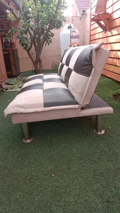 Sofá cama plegable en tonos blanco y negro - miniatura 1
